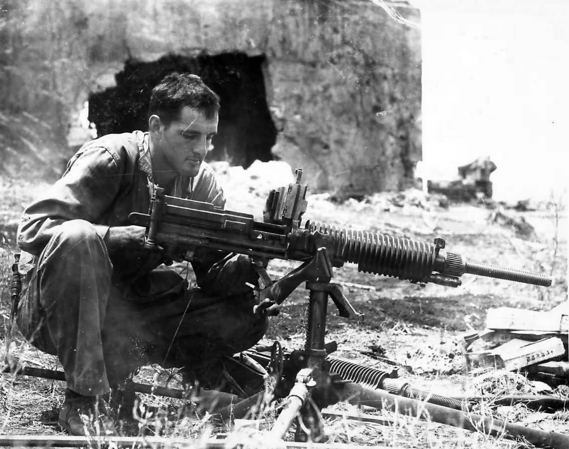 A U.S. Marine with captured Japanese Type 92 heavy machine gun on Saipan, 1944.

#History #WWII