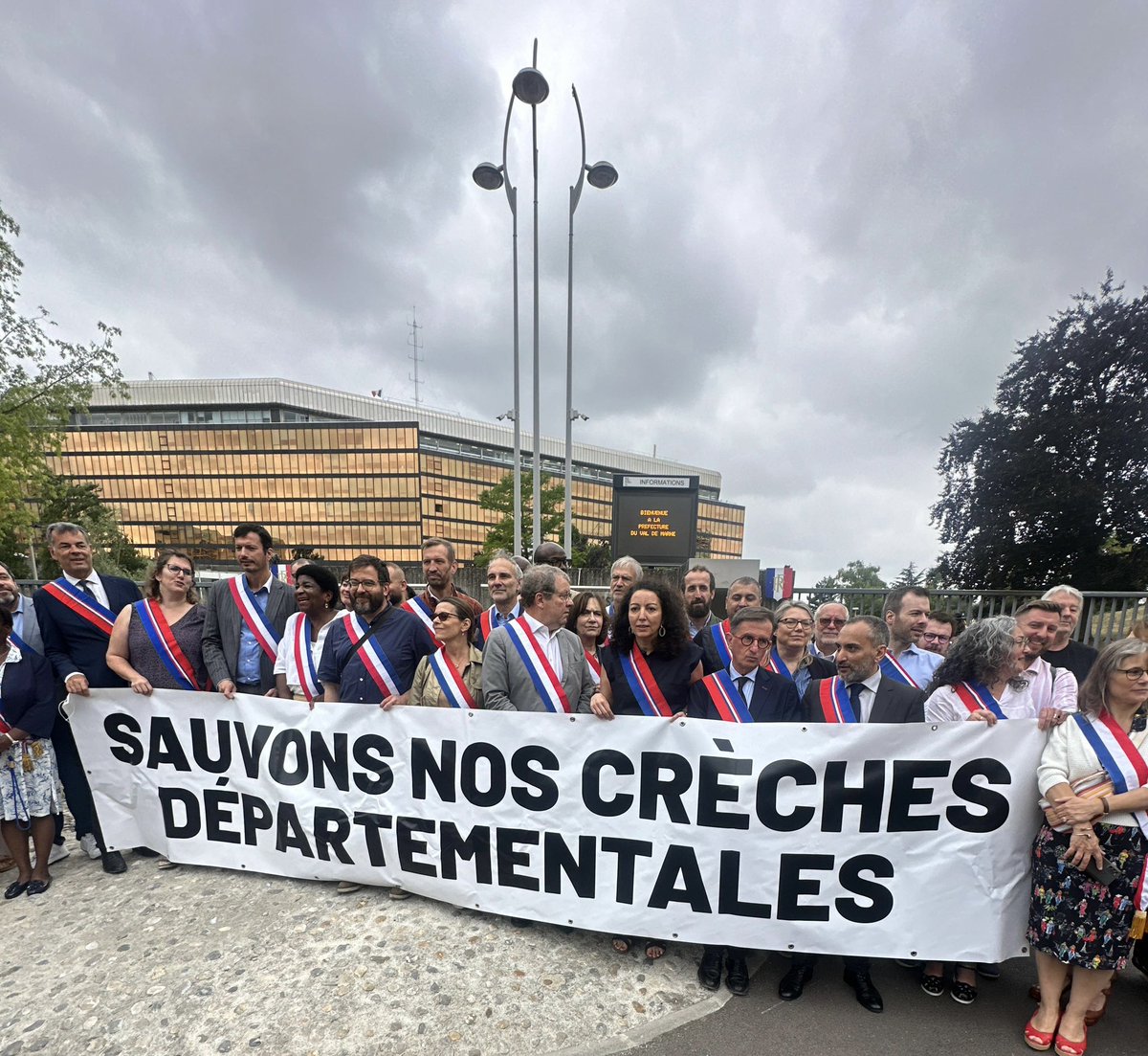 🔴 Sauvons nos crèches départementales ! 

Aujourd’hui, nous étions plus de 200 au rassemblement devant l’Hôtel du Département pour défendre les crèches départementales et dire STOP à la casse du service public départemental.