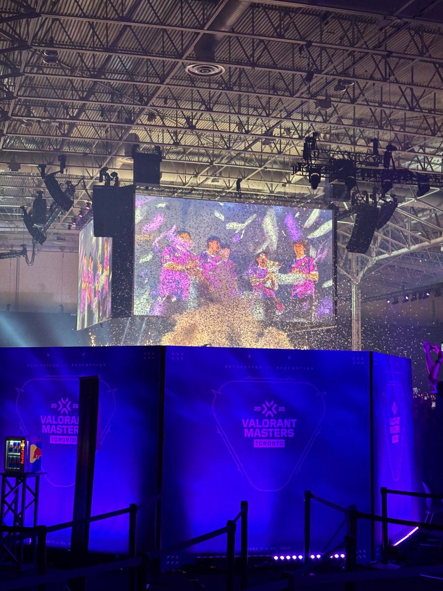 KrystakiArt's tweet image. #VALORANTMasters was my first e-sports related event I&apos;ve ever attended and it&apos;s been the best experience ever ✨💖 Thank you so much @JoyChao for organizing an experience of a lifetime 🥹