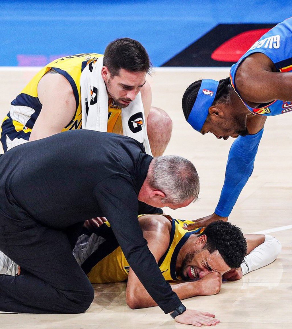PasionBasketNBA's tweet image. Shai Gilgeous Alexander sobre la lesión de Tyrese Haliburton:

“Se me partió el alma al verle. No me imaginaba jugando el partido más importante de mi vida y que pasara algo así. Me dio mucha pena. Sin duda, mis oraciones están con él. Es un jugadorazo”