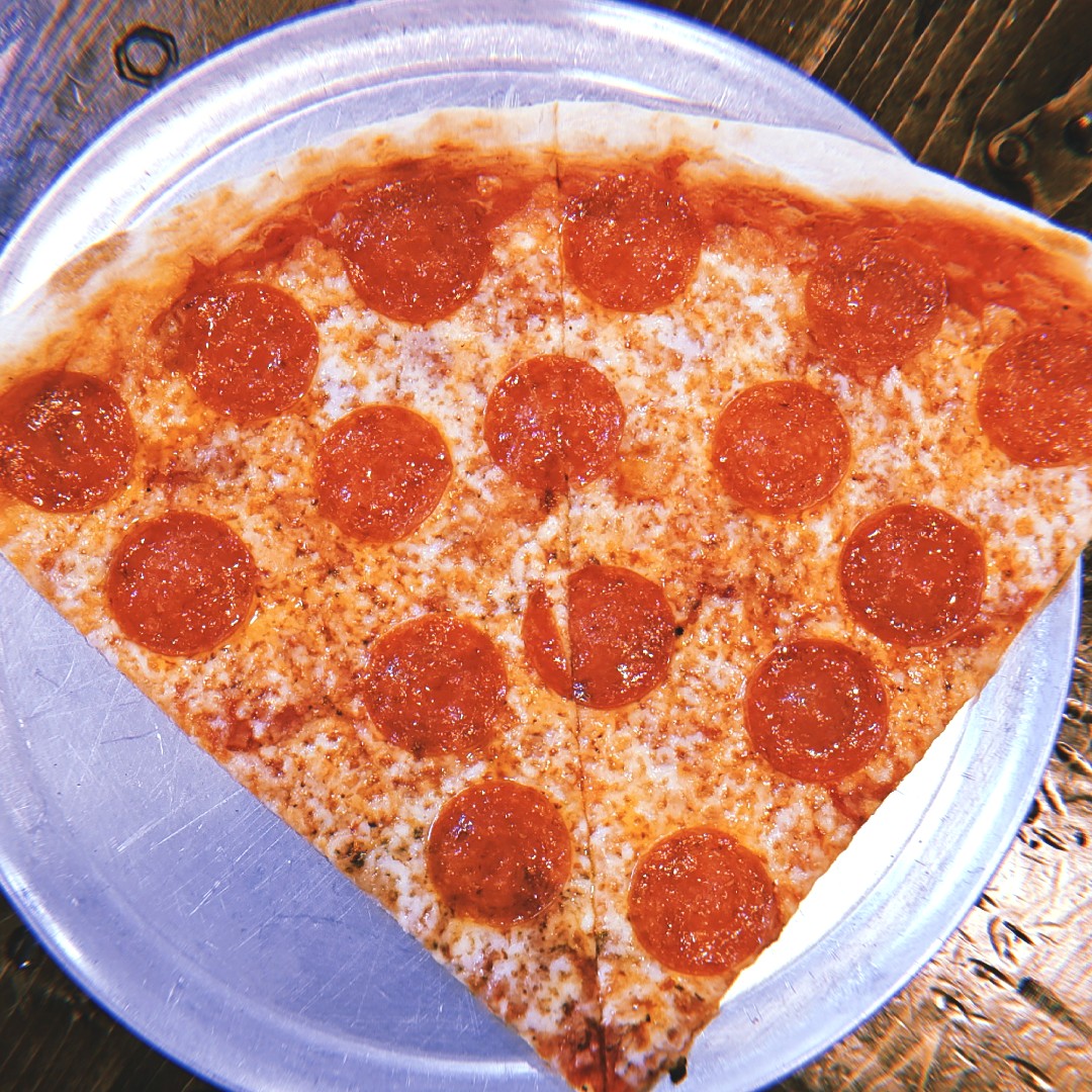 RandysPizzaTri's tweet photo. When it comes to our pizza, everything starts with fresh ingredients! Our dough? Made in-house daily. Our sauce? Also made in-house daily. Our toppings? Top-quality and fresh! 💪
This is NY-style pizza as it should be. 😎
#RandysPizzaTriangle https://t.co/wajb9I4MzV