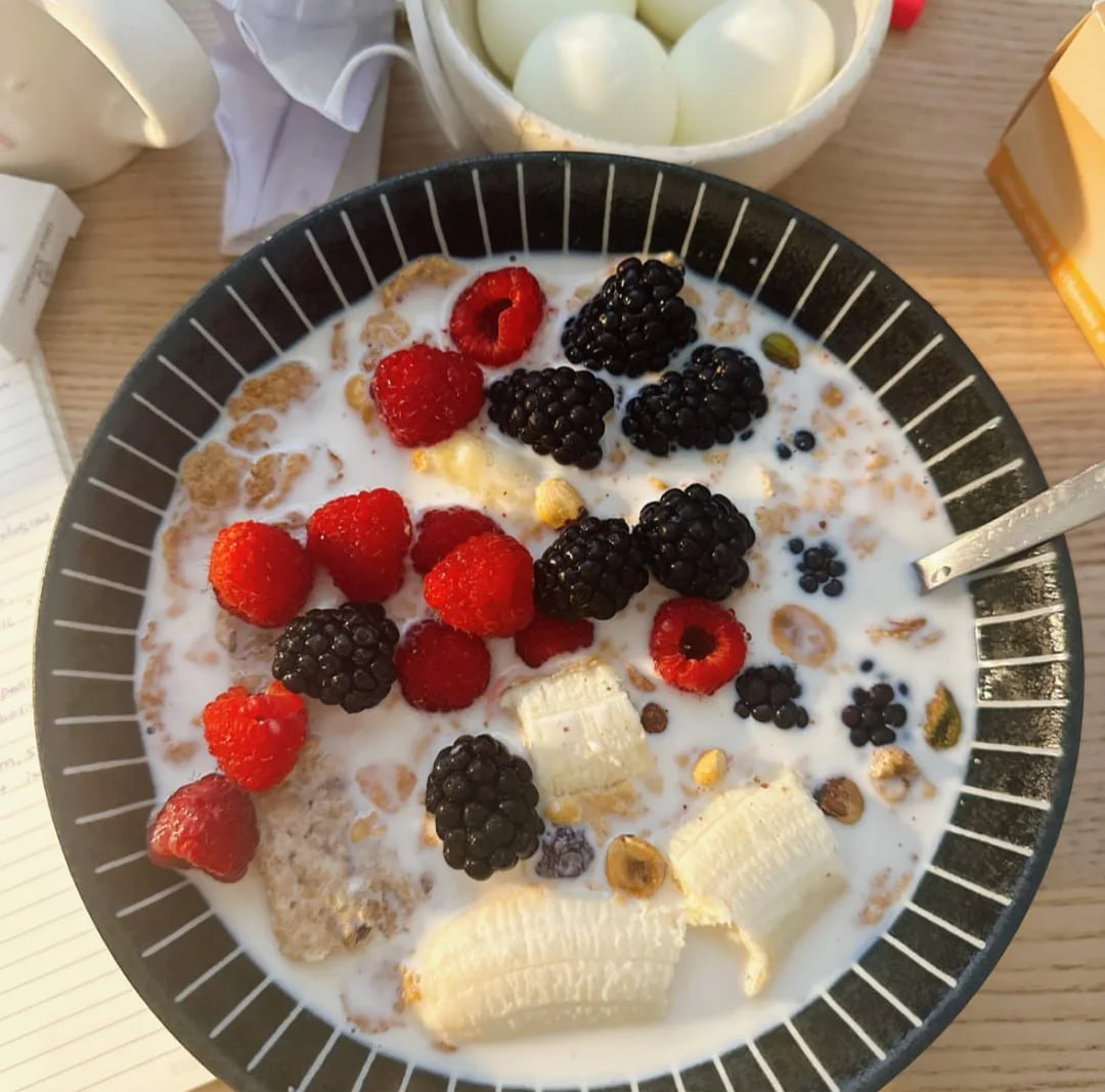 Ruby0Ella's tweet image. A colorful bowl of cereal, berries, banana, and nuts!🍓