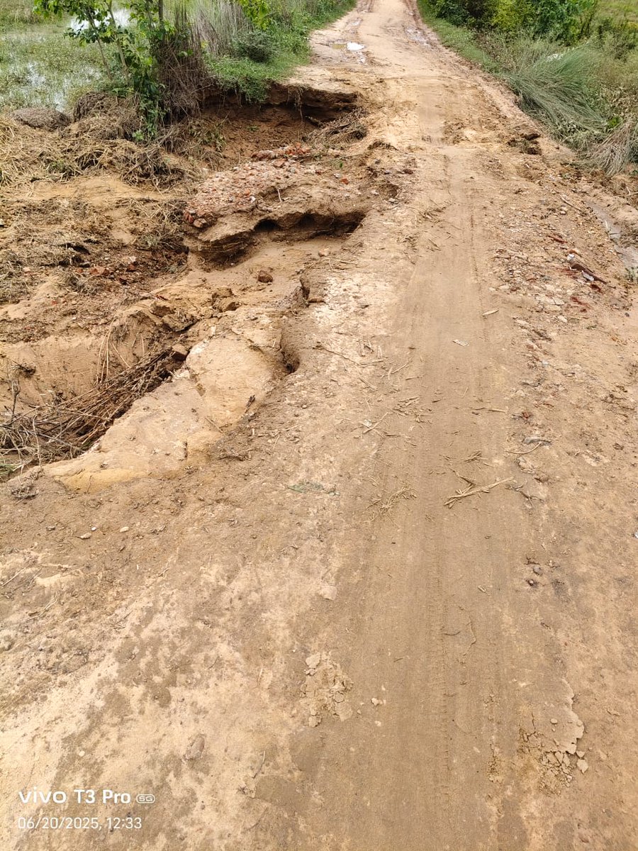 bhunia_sou14088's tweet photo. 15 YEARS of Neglect!
A 500m road in Dara still undone 150+ families suffer floods yearly. Govt funds flow, major portions eaten by local leaders.Patchwork happens. "Digital India" forgets basic roads?
@MamataOfficial @nitin_gadkari @DidiKeBolo @DM_PasMed @PMOIndia  @narendramodi https://t.co/Lym3FRMzKL