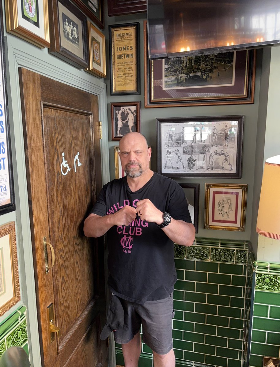 MMHarroldBooks's tweet image. One of my favorite pubs in London: some great boxing memorabilia.  Glad I wore my Wild Card shirt — cheers! @FreddieRoach