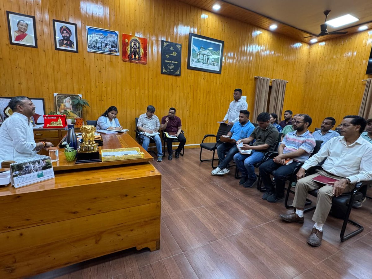 मा0 महापौर व मा0 नगर आयुक्त द्वारा स्वास्थ्यअनुभाग  की बैठक ली गयी। बैठक में शहर में सफाई व्यवस्था को सुदृढ बनाये  जाने हेतु मुख्य सफाई निरीक्षक व सुपरवाईजर को सख्त निर्देश दिये गये ,साथ ही सुपरवायजरों को वार्डो में नालियों की सफाई सुनिश्चित किया जायें हेतु निर्देश दिये गये