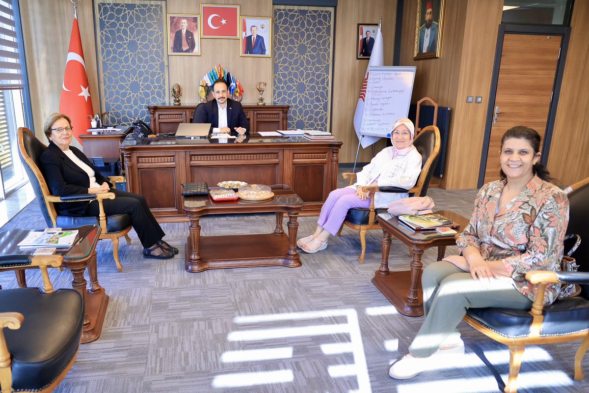 📍Aydın Vakıflar Bölge Müdürlüğü 

Beyaz Ay Derneği Aydın Şube Başkanı Sn.Demet PİLEVNELİ ve Ak Parti Sosyal Politikalardan Sorumlu İl Başkan Yardımcısı Sn.Hatice PALAK

Bölge Müdürümüz Sn.Mücahid VURAL’ı ziyarette bulundular.

Nazik ziyaretleri için şükranlarımızı sunuyoruz.