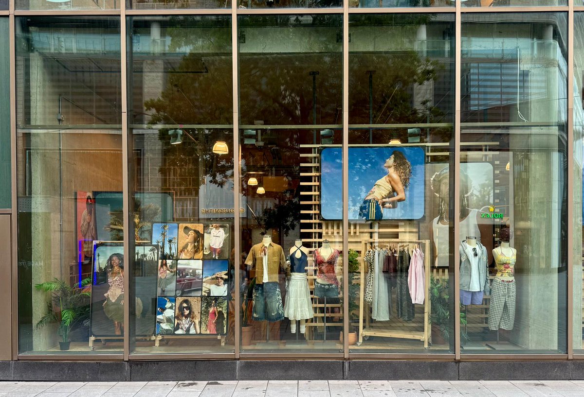 Liverpool_ONE's tweet photo. @UrbanOutfitters have had a refresh and they're looking better than ever😍

📍Have a browse on Paradise Street. https://t.co/ZCMXwPzCJd