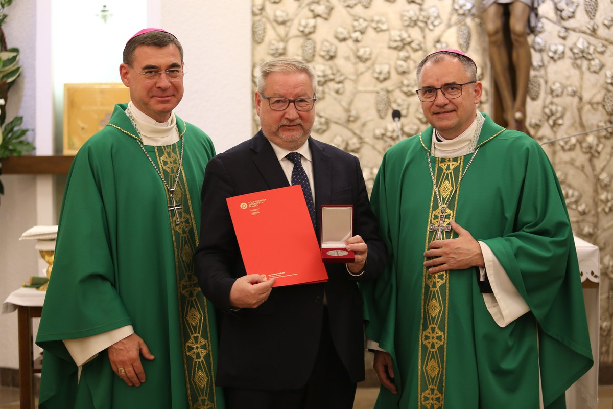 Sekretarz generalny KEP bp Marek Marczak wręczył Medal Konferencji Episkopatu Polski „Pro Polonia et Ecclesia” Panu Gerardowi Pokruszyńskiemu, Ambasadorowi RP w Republice Islandii, oraz jego Małżonce, Pani Marghericie Bacigalupo-Pokruszyńskiej.