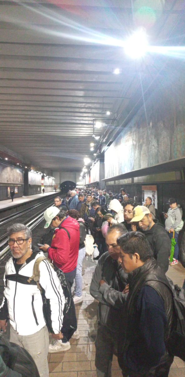 kikekalde's tweet photo. @MetroCDMX Es increíble el nivel de ineptitud para trabajar un transporte tan importante y tan rentable como el metro de la ciudad de México, 35 minutos en espera de una unidad y nada! Ojalá algún día se privatice y desaparezcan el sindicato  @ClaraBrugadaM @Claudiashein https://t.co/17roxh3H35
