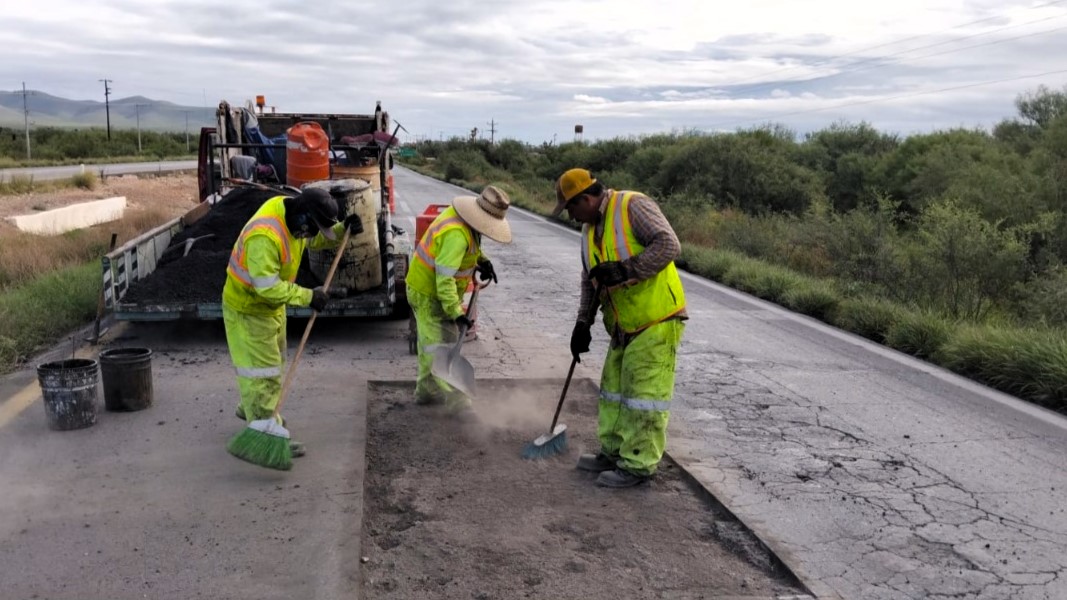 SICT_Zacatecas's tweet photo. #FelizLunes🌤️
👷👷♀️Continuamos con trabajos de bacheo en la Carretera Federal 54 Zacatecas-Saltillo.
Compartimos los trabajos realizados en el tramo del km 199+800, en el municipio de Mazapil.🛣️
#SICTZacatecas #SomosSICT #SICT #Mazapil https://t.co/Jo3Mjpb1WH