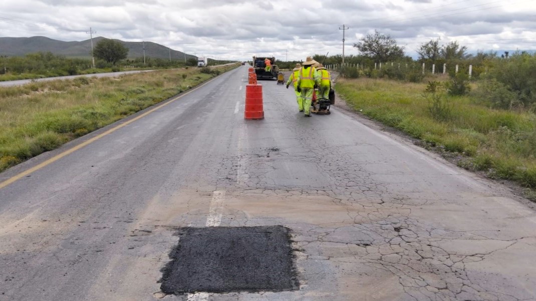 SICT_Zacatecas's tweet photo. #FelizLunes🌤️
👷👷♀️Continuamos con trabajos de bacheo en la Carretera Federal 54 Zacatecas-Saltillo.
Compartimos los trabajos realizados en el tramo del km 199+800, en el municipio de Mazapil.🛣️
#SICTZacatecas #SomosSICT #SICT #Mazapil https://t.co/Jo3Mjpb1WH