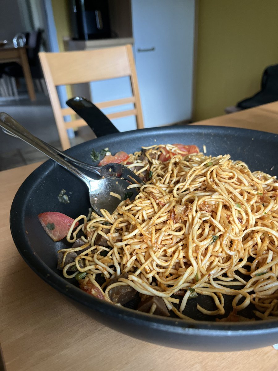 Kelakuan ku kalau lagi di rumah sendirian, makan langsung dari wajan. Sungguh tidak estetik wkwk