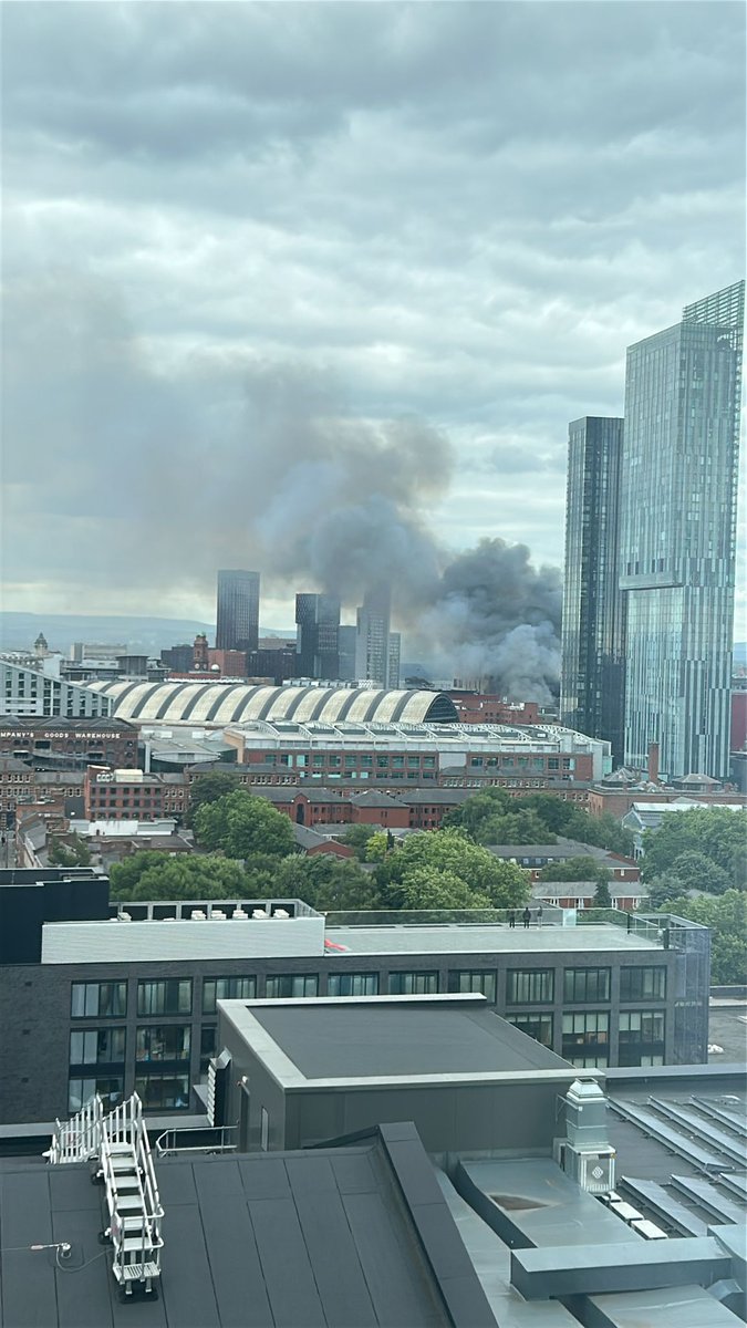 oschmidthansen's tweet photo. Large fire at old abandoned Hotspur House. Recently proposed for major redevelopment...  #manchester https://t.co/25f1xFOAbm