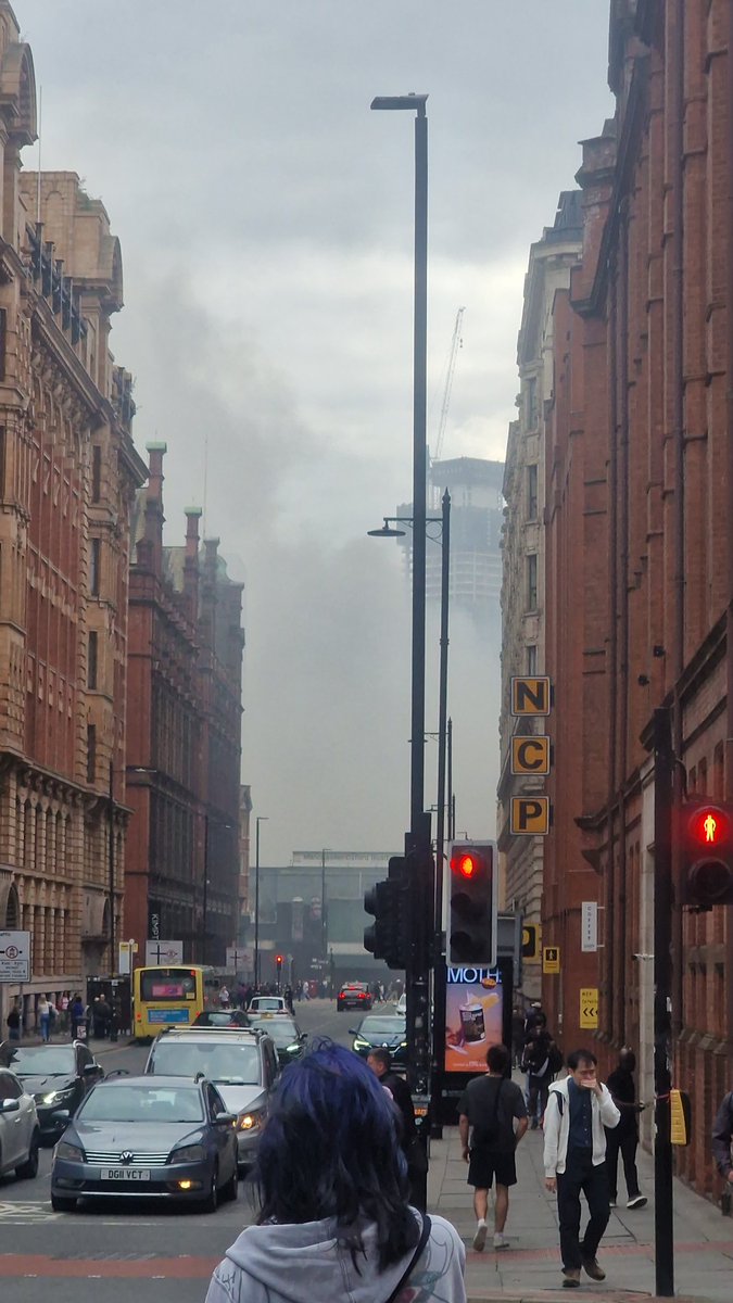 oschmidthansen's tweet photo. Large fire at old abandoned Hotspur House. Recently proposed for major redevelopment...  #manchester https://t.co/25f1xFOAbm