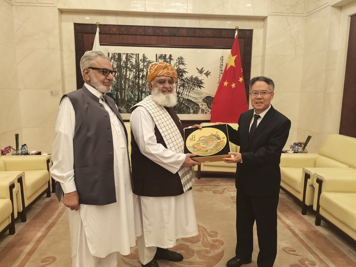 چین کے سفیر عزت مآب ژبانگ زے ڈانگ کے ساتھ جمعیت علماء اسلام کے امیر مولانا فضل الرحمان  کی چینی سفارتخانے میں ملاقات ۔۔
ملاقات میں چین پاکستان تعلقات پر تفصیلی گفتگو ۔
مشرق وسطیٰ میں ایران اسرائیل جنگ پر تفصیلی بات ۔ اسرائیل کی طرف سے ایران پر حملے کو بین الاقوامی قوانین اور