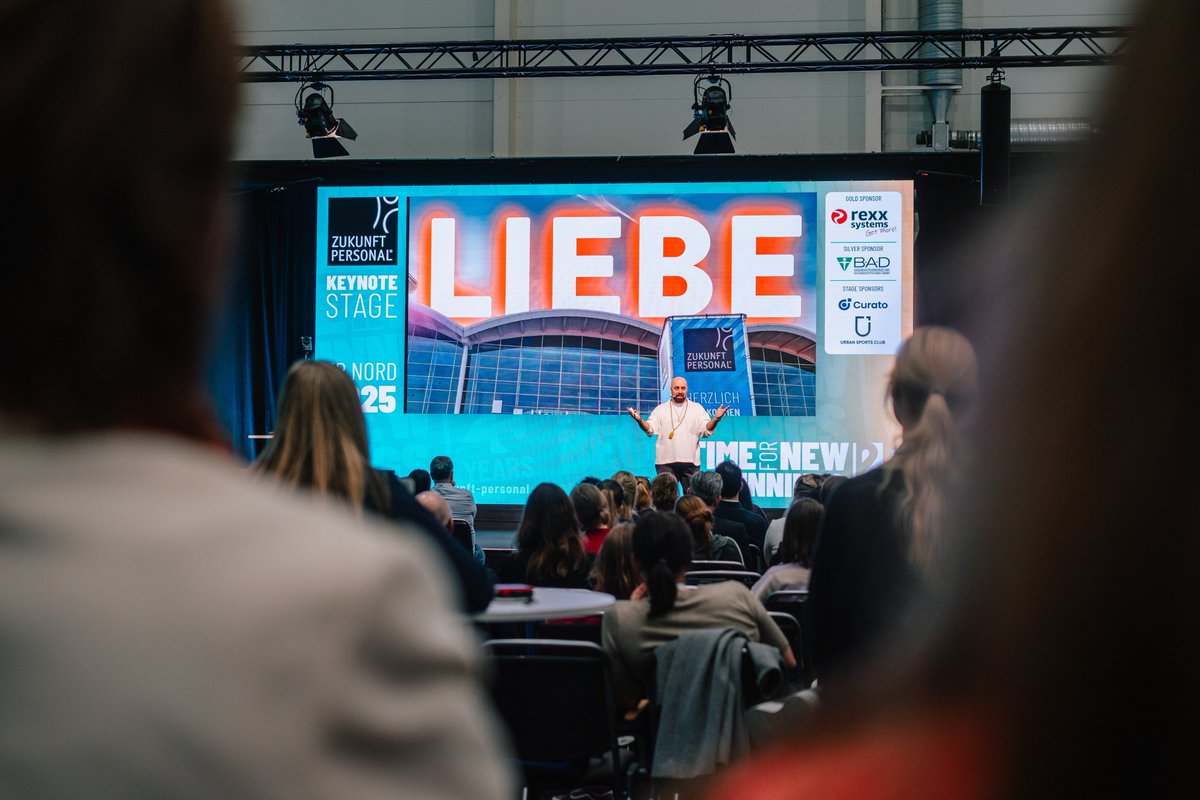 Der größte Fehler unserer Arbeitswelt lag darin, dass wir die Würde des Menschen an die Produktivität gekoppelt haben.
Wir haben davon abgeleitet eine Bildungslandschaft erschaffen, die nur weitergibt, was die Arbeitswelt später braucht.

Das Resultat: Erwachsene Menschen, die in