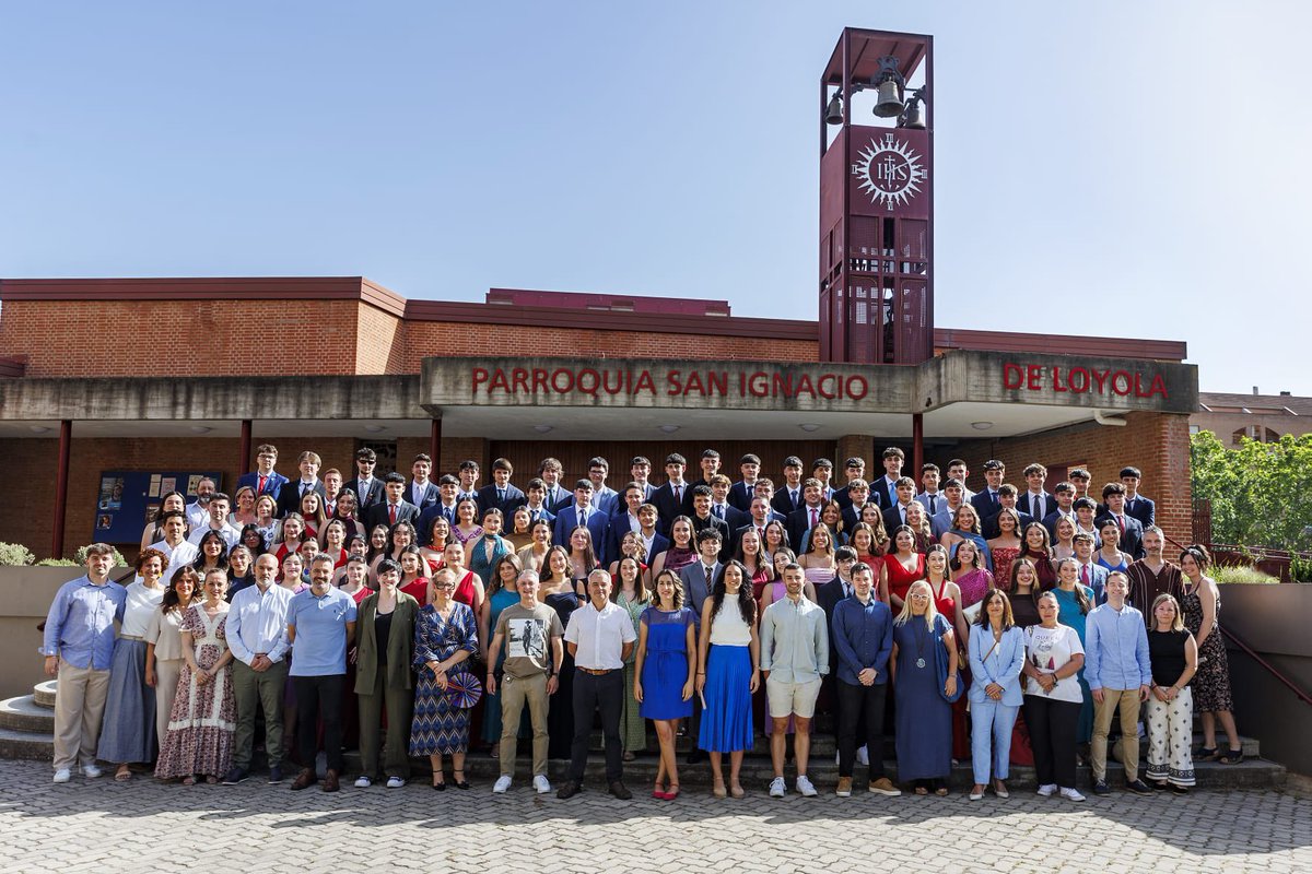 🎓 ¡Enhorabuena, promoción de Bachillerato 2025! 
Hoy celebramos con alegría y orgullo a nuestras y nuestros graduados de Bachillerato, que concluyen una etapa marcada por el esfuerzo, la entrega y el crecimiento personal. 
Vuestra actitud ante las pruebas de la PAU ha sido un