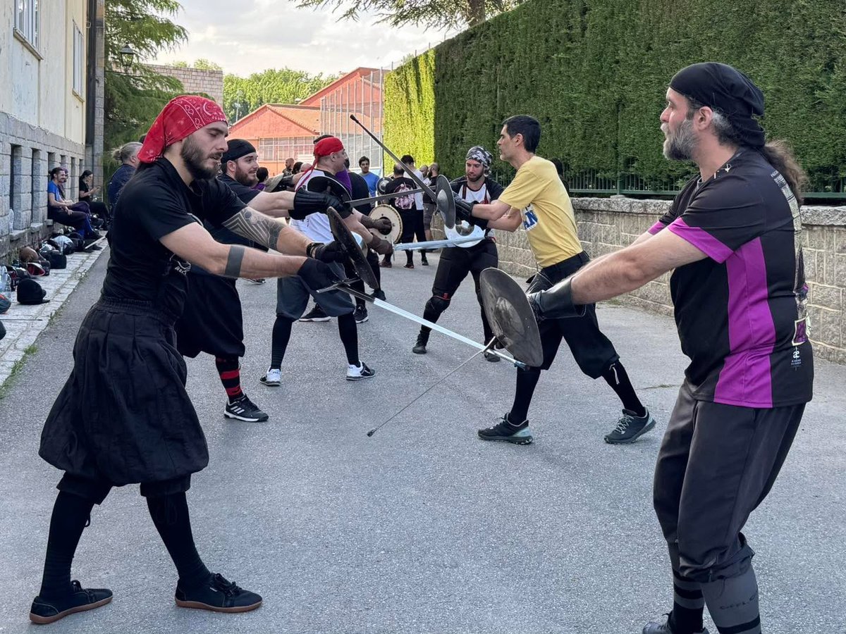 LondonLongsword's tweet photo. I loved being in Spain, wonderful people, intensely studious, but also so glad to be back to teaching in London. Tonight it’s I.33 sword and buckler!
#hema #fencing #londonlongswordfamily #londonlongswordacademy #learnswordfighting #london #swordandshield #swordandbuckler #i33 https://t.co/IOwyDE8y7O