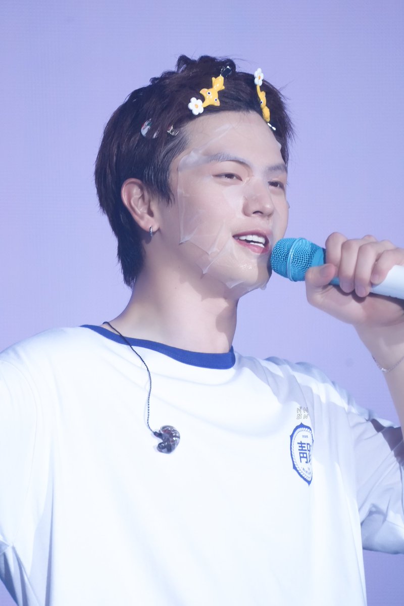 Aeeeeenn's tweet photo. Apa apaan ini gue shock berat dia perform pas encore dan pake sheetmask ๐คฃ๐ญ๐ญ
#์ก์ฑ์ฌ #์ฑ์ฌ #YOOKSUNGJAE #SUNGAE https://t.co/UbG78iwGgb