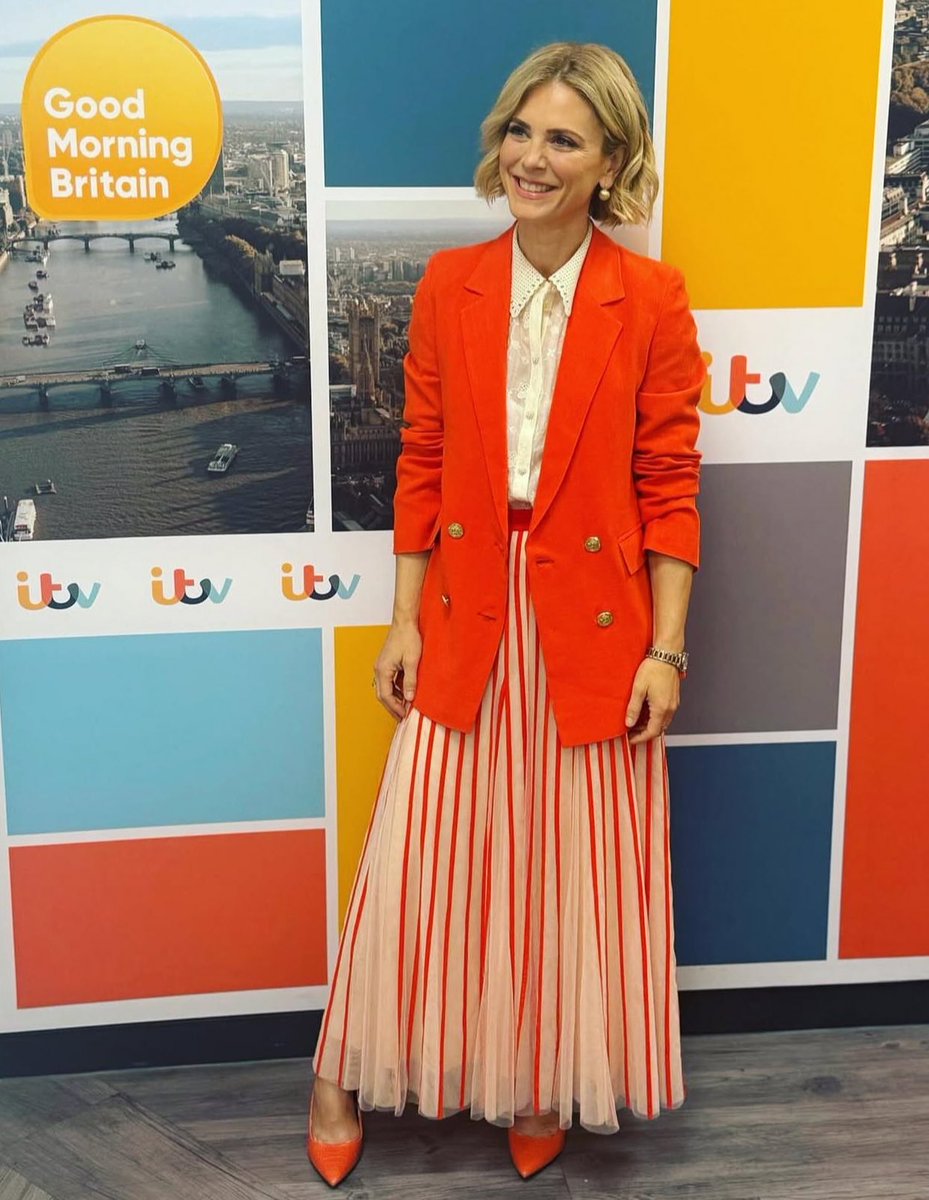 silentwitness28's tweet photo. this is one way to brighten up a monday morning that’s for sure, waking up to our favourite girl in all of her summer wardrobe glory!!
@EmiliaFox we love you queen🫶 https://t.co/BAEosO95WM