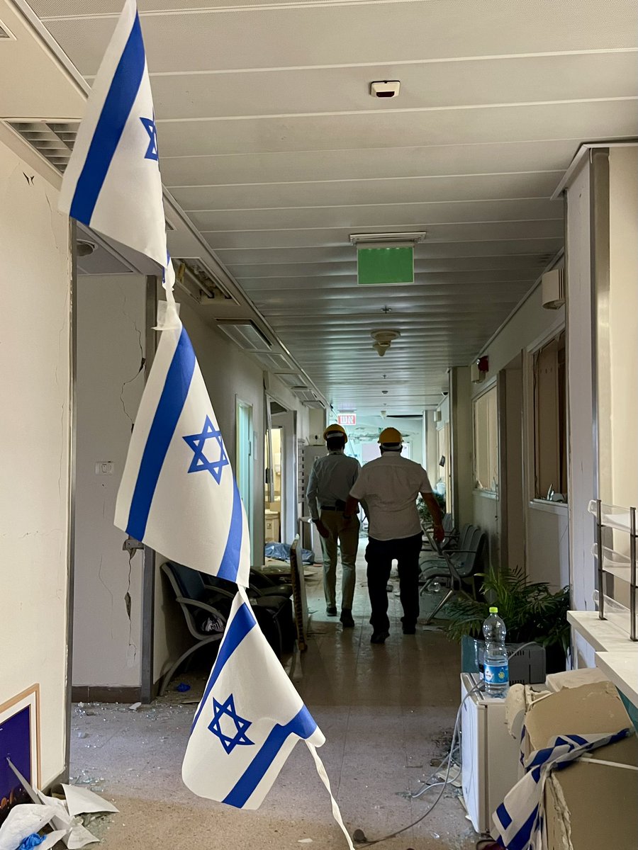 הדשא כבר כוסח, אבל ברקע שברי בטון וצפצופי מוניטורים, סורוקה ממשיך להציל חיים תחת אש.
ההרס כבד, אבל הנפגעים מעטים, בזכות מוכנות, תרגול והחלטה אמיצה.
אני מצדיע לצוותים שמנגנים כאן מנגינה של תקווה, עמידה ותקומה בנגב.