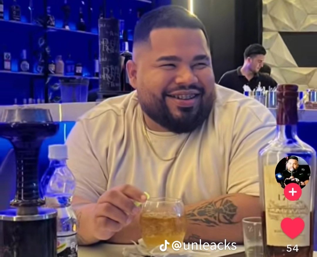 Ayer este personaje Rick Zerpa miembro del tren de Aragua mando a asesinar a Gabriel sarmiento todo fue transmitido en vivo en las redes sociales. ZERPA lleva como fachada ser agente de béisbol juvenil, el y su familia son los azotes de Maracay.