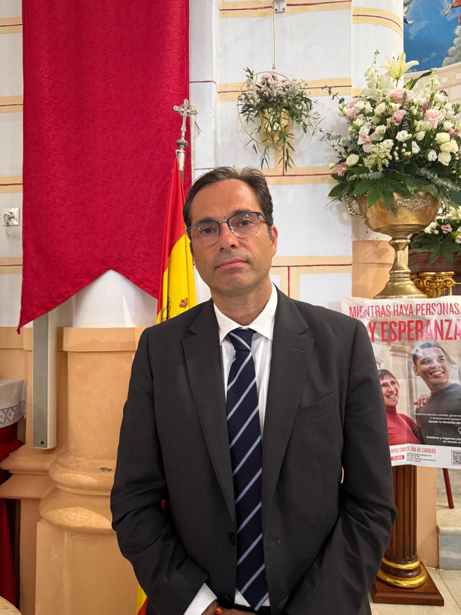 ➡️Durante la despedida de este mediodía a Ángel Castro, el diputado delegado <a href="/JRomero_Imbroda/">Jesús Romero Imbroda</a> ha valorado la figura del director como un referente por su capacidad para proyectar "su visión humanística de la Universidad".