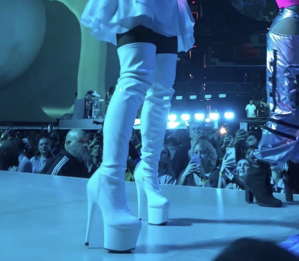 opaIitee's tweet photo. the way you can recognise all these pop girlies by their shoes https://t.co/ZWOuurme9y