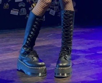 opaIitee's tweet photo. the way you can recognise all these pop girlies by their shoes https://t.co/ZWOuurme9y