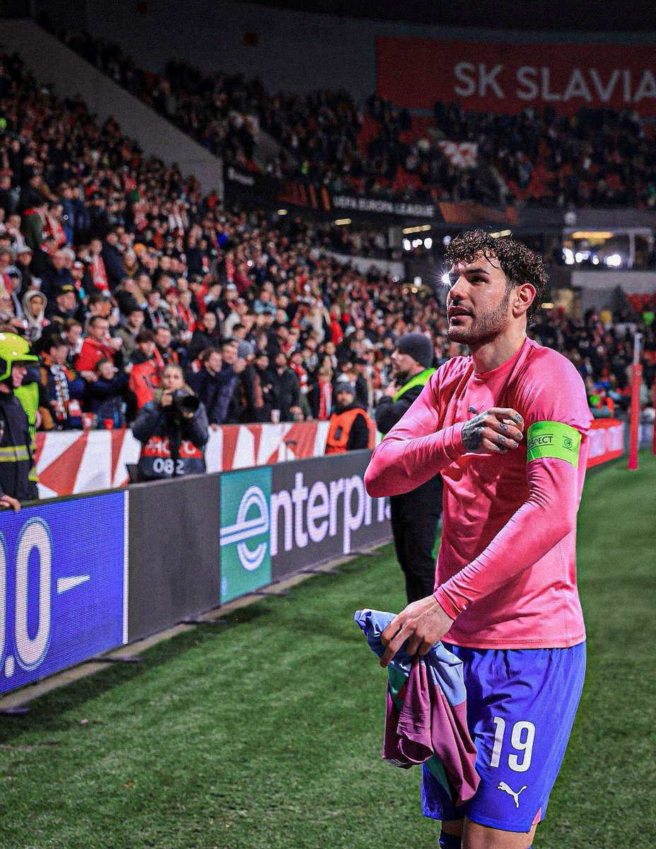 ثيو كان رافض عرض الهلال قبل فترة ورافض فكرة اللعب في اسيا ويبي اوروبا
 ولعب الهلال مباراة تاريخيه ضد الريال خلت ثيو يتراجع في قراره 
الهلال لايحتاج الى مفاوض قوي ولا لاعب كبير يجذب اللاعبين للهلال

الهلال يسوق لنفسه بنفسه