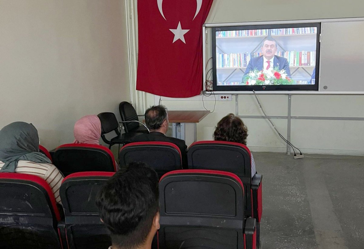 2024-2025 Eğitim Öğretim Yılı Haziran Dönemi Mesleki Çalışma Programına Anadolu İHL'de katılan İlçe Millî Eğitim Müdürümüz <a href="/AlkanMustafa58/">Mustafa ALKAN</a>, Bakanımız Sayın Yusuf Tekin’in konuşmalarını öğretmenlerimizle birlikte takip etti.
<a href="/tcmeb/">Millî Eğitim Bakanlığı</a> <a href="/Yusuf__Tekin/">Yusuf Tekin</a>
<a href="/sivasmem/">Sivas Millî Eğitim Müdürlüğü</a> <a href="/erdogan_fatih66/">Fatih Erdoğan🇹🇷</a>