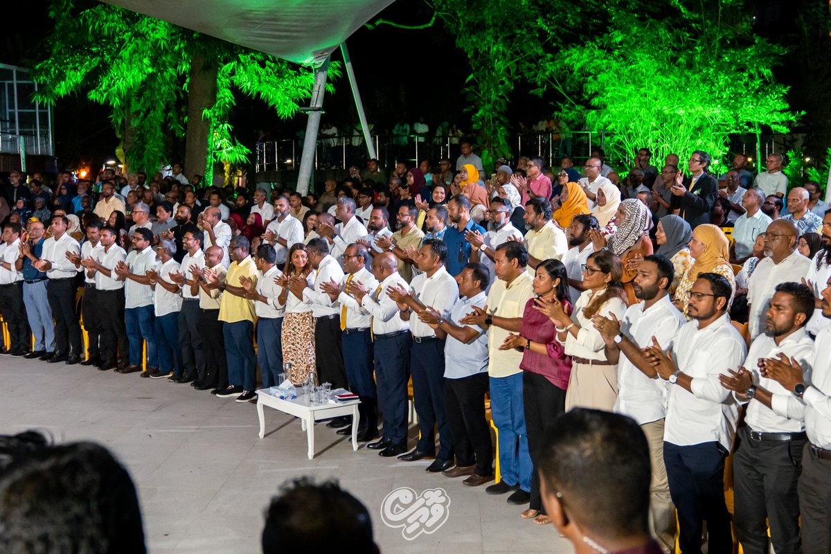 thevoice_mv's tweet photo. Raees Nasheed aa democrats ge memberun MDP aa gulhivadaigathumah baahvaa jalsaa ge therein https://t.co/YUqxnzz8Vi