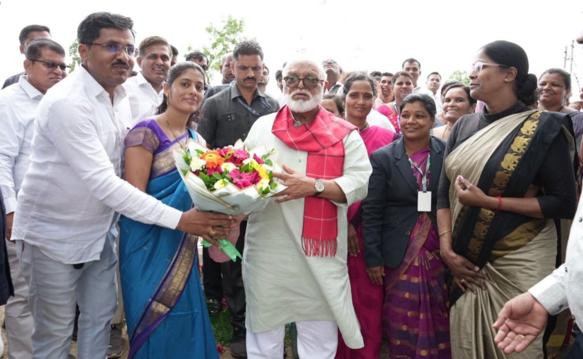 ChhaganCBhujbal's tweet photo. 📍उंदीरवाडी, ता. येवला । सवित्रीबाई फुले इंग्लिश स्कूल सदिच्छा भेट

आज प्रवासादरम्यान उंदीरवाडी येथील सवित्रीबाई फुले इंग्लिश मिडीयम स्कूल या विद्यालयाला सदिच्छा भेट देण्याचा योग आला. याप्रसंगी या शिक्षणसंस्थेचे संचालक व ३८ गाव प्रादेशिक पाणी पुरवठा योजनेचे अध्यक्ष सचिन कळमकर यांनी सपत्नीक अतिशय आपुलकीने स्वागत केले. तसेच शाळेतील विद्यार्थी मित्र-मैत्रिणींशी मनमोकळ्या गप्पा मारल्या.

#yeola #maharashtra #chhaganbhujbal