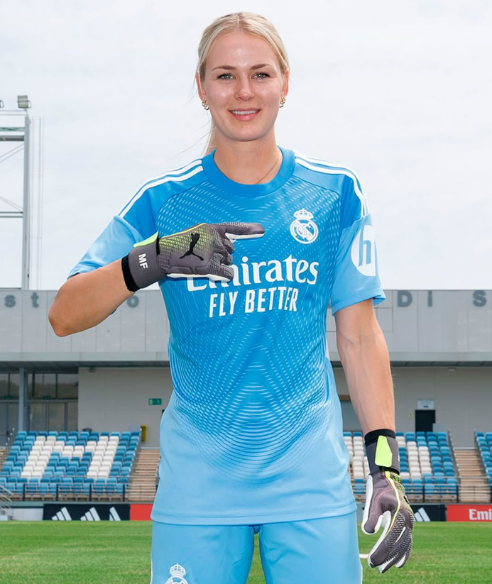 enclavefemenino's tweet photo. 🚨 OFICIAL | Merle Frohms es nueva portera del @realmadridfem hasta 2028.
Llega desde el Wolfsburgo, donde ganó:
🏆 2 Champions League
🇩🇪 4 Bundesligas
🥇 7 Copas de Alemania
¿Se quedará con la titularidad en la portería blanca? 👀🧤
#RealMadridFem #MerleFrohms #MercadoEnClave https://t.co/bVZGasWnKZ