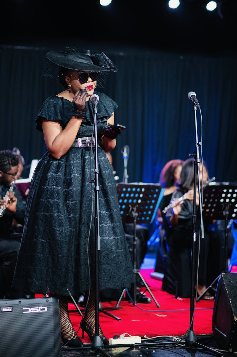 florencemeta's tweet image. Et ma poésie transcende les limites. Tout un orchestre des flûtistes qui se mêle à la poésie. C’est fut ma plus belle expérience au ShowBuzz avec l’orchestre magistral Set of flutes .

Ma poésie a résonné au gré de chaque flûte, Et le public épris sous les ailes de l’innovation.