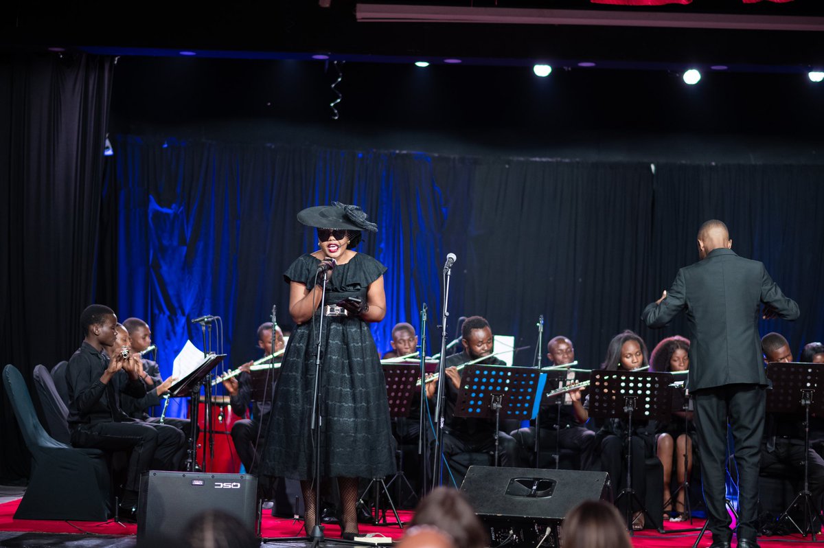 florencemeta's tweet image. Et ma poésie transcende les limites. Tout un orchestre des flûtistes qui se mêle à la poésie. C’est fut ma plus belle expérience au ShowBuzz avec l’orchestre magistral Set of flutes .

Ma poésie a résonné au gré de chaque flûte, Et le public épris sous les ailes de l’innovation.