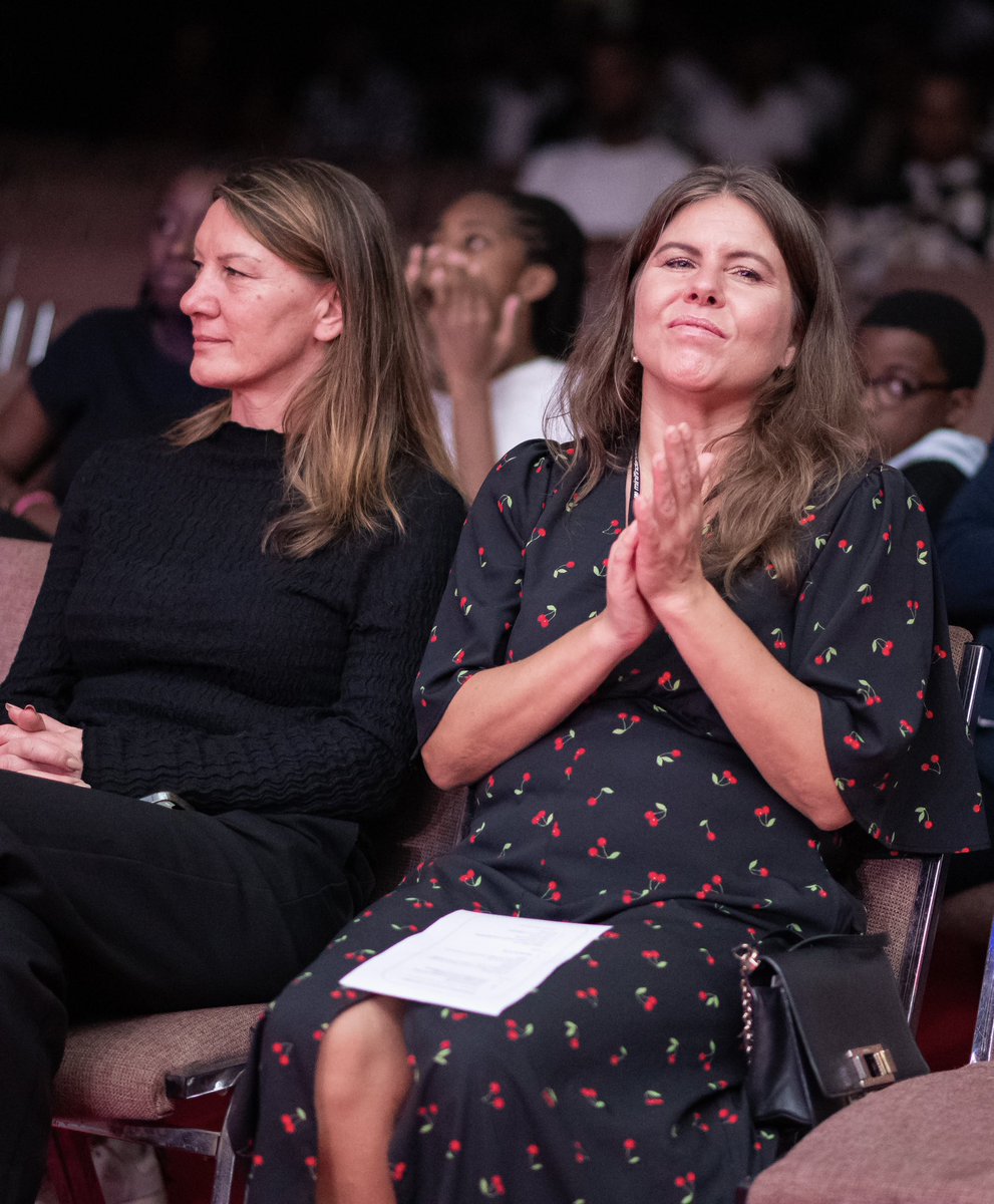 florencemeta's tweet image. Et ma poésie transcende les limites. Tout un orchestre des flûtistes qui se mêle à la poésie. C’est fut ma plus belle expérience au ShowBuzz avec l’orchestre magistral Set of flutes .

Ma poésie a résonné au gré de chaque flûte, Et le public épris sous les ailes de l’innovation.