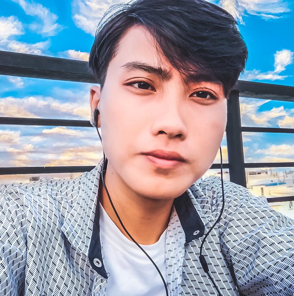 lythuanan2's tweet photo. 17. Hãy ngắm nhìn thế giới. Điều đó tuyệt vời hơn bất cứ giấc mơ nào. 28. Thế giới có hàng vạn người nhưng em chỉ chờ đợi một mình anh thôi. Người đang giấu mặt. https://t.co/7ORg1RcpcD