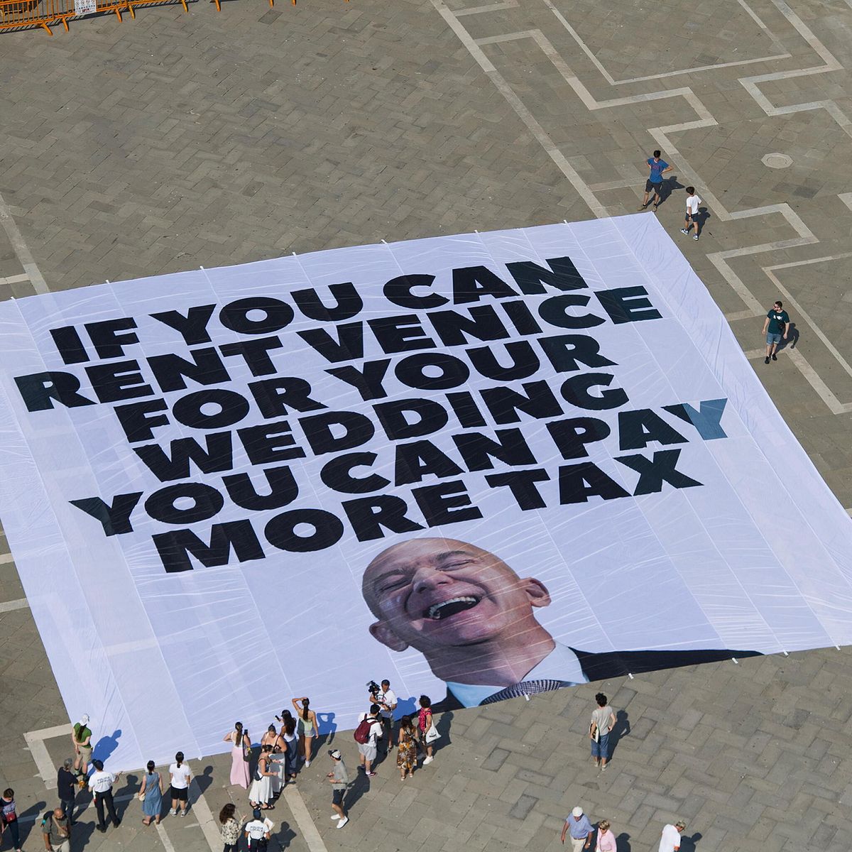 Gioggia farà da damigella o chiederà di pagare più tasse? #Bezos