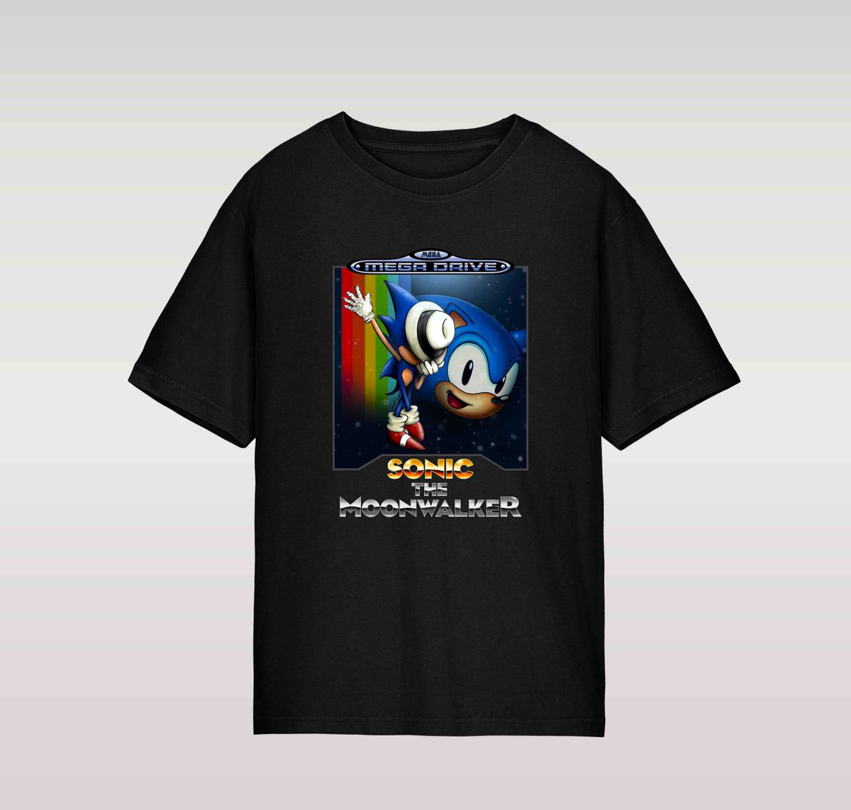 El videojuego Sonic y Michael Jackson siempre han estado conectados. Por eso, creamos un Sonic Moonwalker para rendir homenaje al Rey del Pop y al de los erizos. ¡Una camiseta que celebra la música y los videojuegos en un solo lugar! appleheadteam.com/producto/camis…