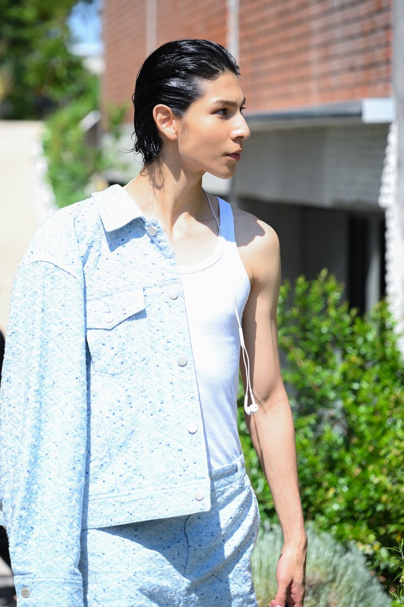 fashionsnap's tweet photo. ラウールがポルトガル発のファッションブランド「ミゲル ヴィエラ（Miguel Vieira）」の2026年春夏コレクションショーにモデルとして登場。ショー後のオフショットを公開。

Photo: FASHIONSNAP（Koji Hirano）

#ラウール #Raul #SnowMan https://t.co/savNmEeHRX