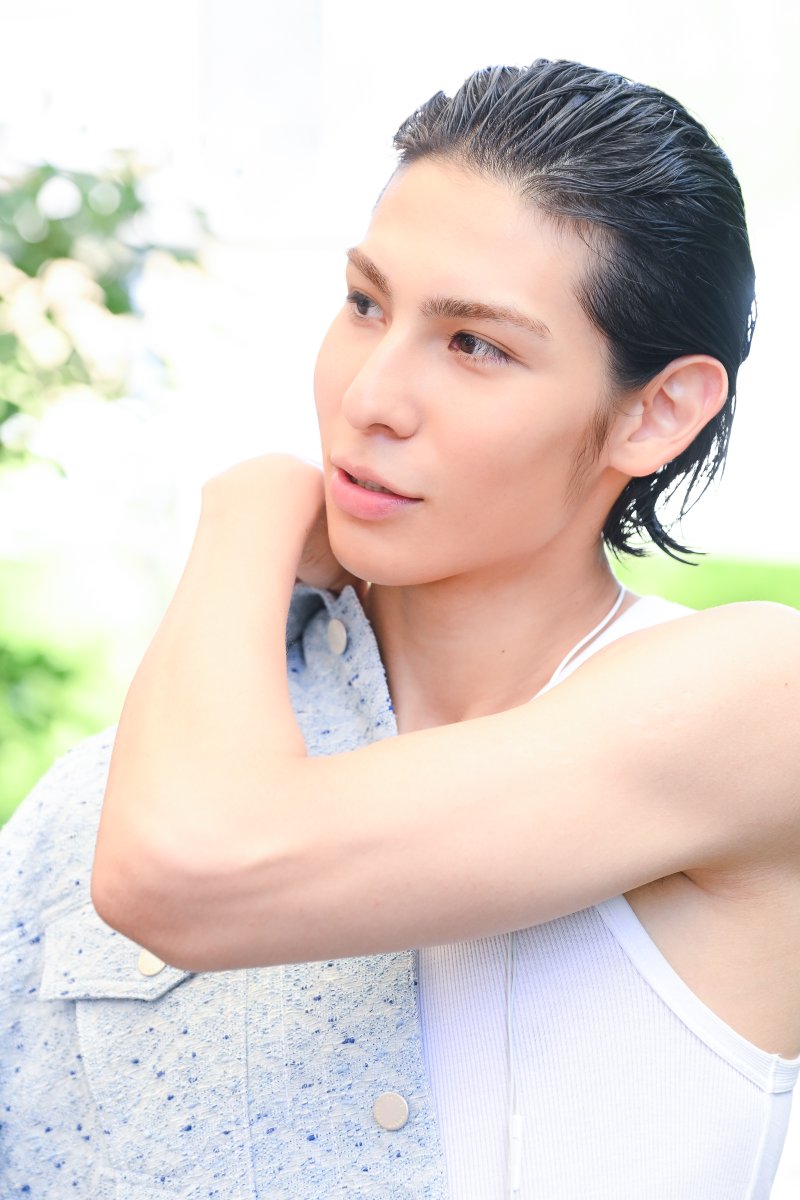 fashionsnap's tweet photo. ラウールがポルトガル発のファッションブランド「ミゲル ヴィエラ（Miguel Vieira）」の2026年春夏コレクションショーにモデルとして登場。ショー後のオフショットを公開。

Photo: FASHIONSNAP（Koji Hirano）

#ラウール #Raul #SnowMan https://t.co/savNmEeHRX