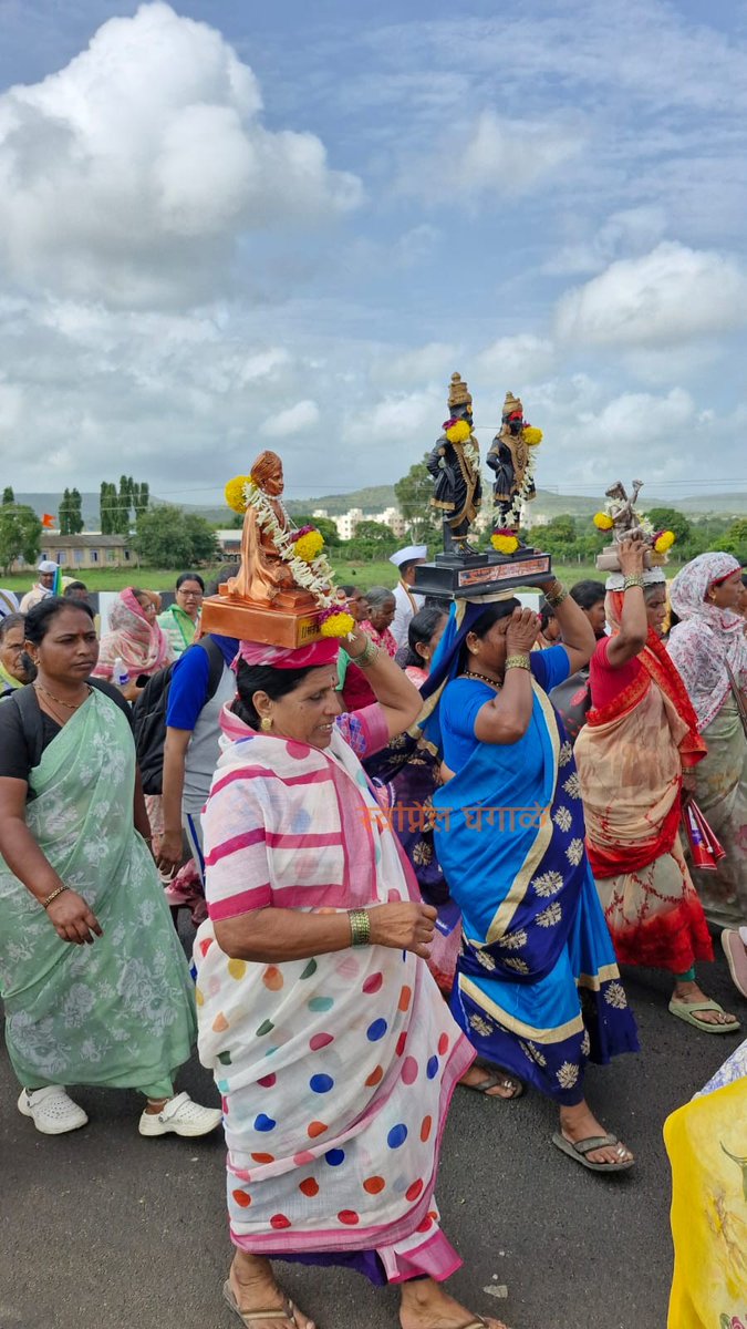 swapnilcsg's tweet photo. 'विठ्ठल' शब्दाचा अर्थ काय?

या शब्दाची 3 भागात फोड होते विदा (ज्ञानेन), ठान् (अज्ञजनान्) लाति (गृहृाति) 

यामधील अज्ञ शब्द..

https://t.co/obrKfoJYGm < इथं सविस्तर वाचा

#वारी२०२५ #वारी #विठ्ठल #पंढरपूर #पांडुरंग #आषाढीवारी #पुणे #सासवड #SwapnilGhangale #स्वप्निलघंगाळे #मराठी #म https://t.co/yRYm6QnaVz