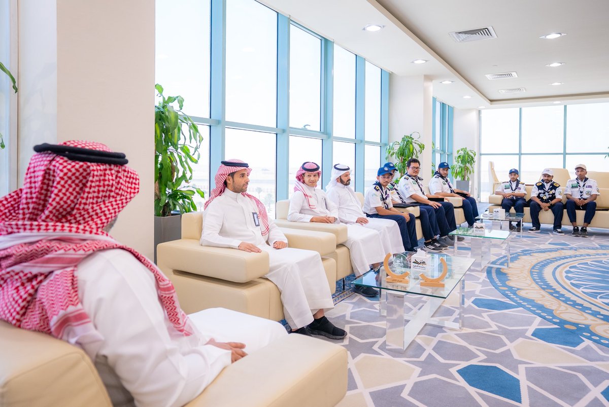 ShaqraUni's tweet image. رئيس #جامعة_شقراء د. علي بن محمد السيف يستقبل فريق كشافة الجامعة، ويكرمهم نظير جهودهم المتميزة في خدمة حجاج بيت الله الحرام في موسم #حج_1446 بحضور وكيل الجامعة للتعليم والتدريب، وعدد من قيادات ومنسوبي عمادة شؤون الطلاب.