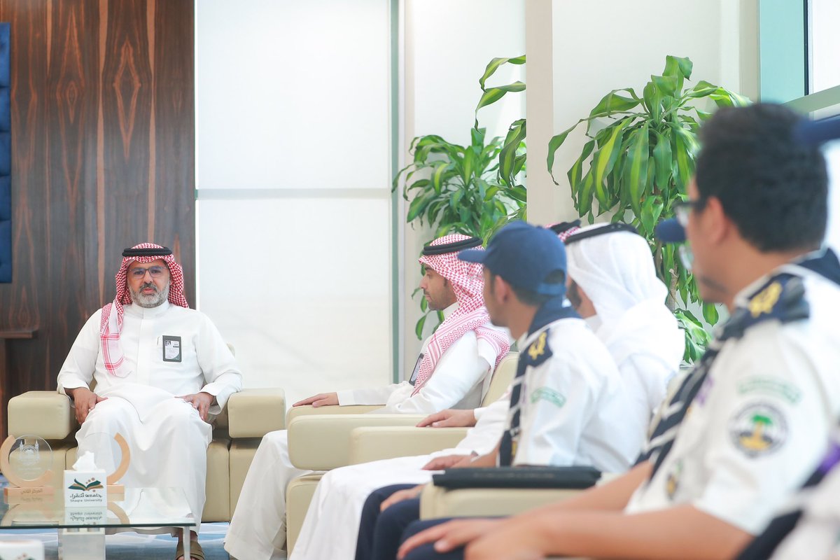 ShaqraUni's tweet image. رئيس #جامعة_شقراء د. علي بن محمد السيف يستقبل فريق كشافة الجامعة، ويكرمهم نظير جهودهم المتميزة في خدمة حجاج بيت الله الحرام في موسم #حج_1446 بحضور وكيل الجامعة للتعليم والتدريب، وعدد من قيادات ومنسوبي عمادة شؤون الطلاب.