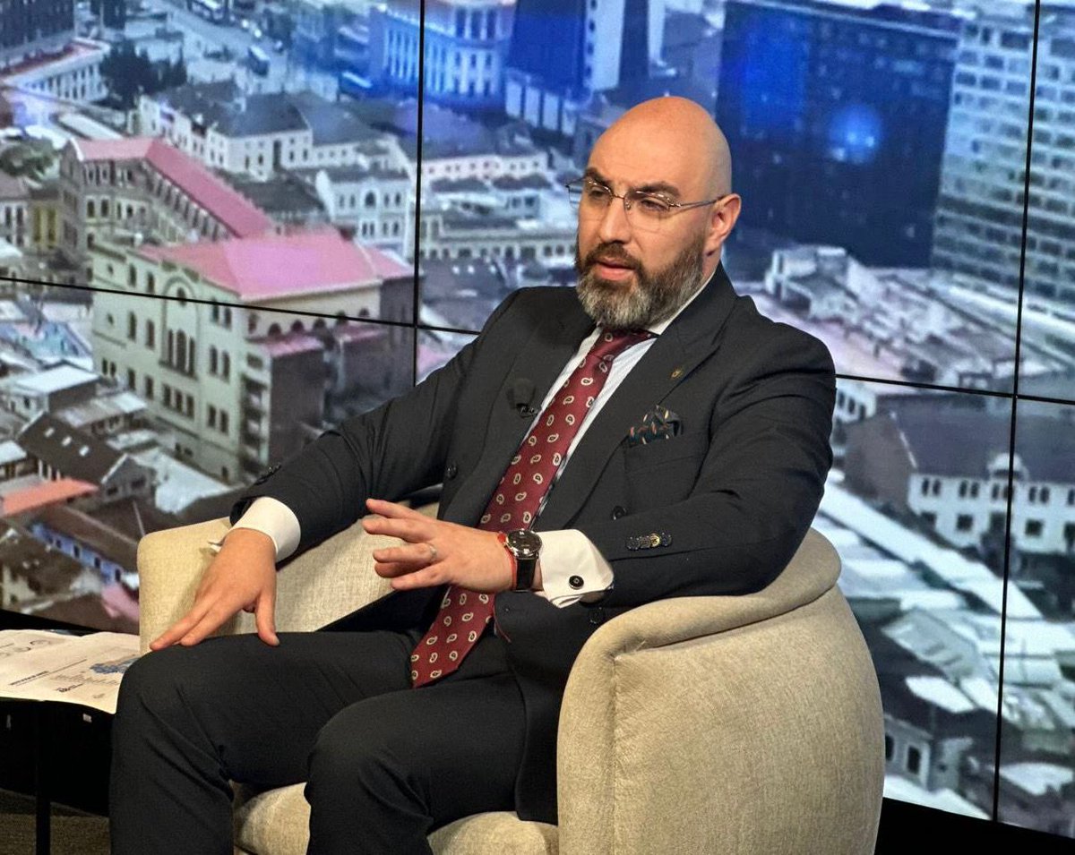 📺 | #CJEnMedios

El presidente del <a href="/CJudicaturaEc/">Consejo de la Judicatura</a>, <a href="/MarioGodoyEc/">Mario Godoy</a>, recalcó que el sistema de justicia atraviesa una crisis profunda y que es urgente declarar un estado de emergencia, enfocado en mejorar tanto la gestión judicial como la parte administrativa.

Durante sus