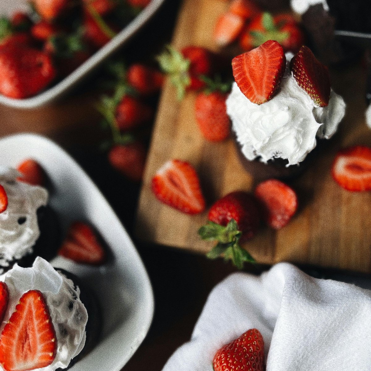 New week, new summer season, more reasons to visit  London - @HenleyRoyalRegatta <a href="/Wimbledon/">Wimbledon</a>  <a href="/fosgoodwood/">Goodwood FOS</a> – use La Suite West as your base. Or take your strawberries and cream for a picnic in Hyde Park.
Summer Offers lasuitewest.com/offers/
#summervacation #socialseasonlondon