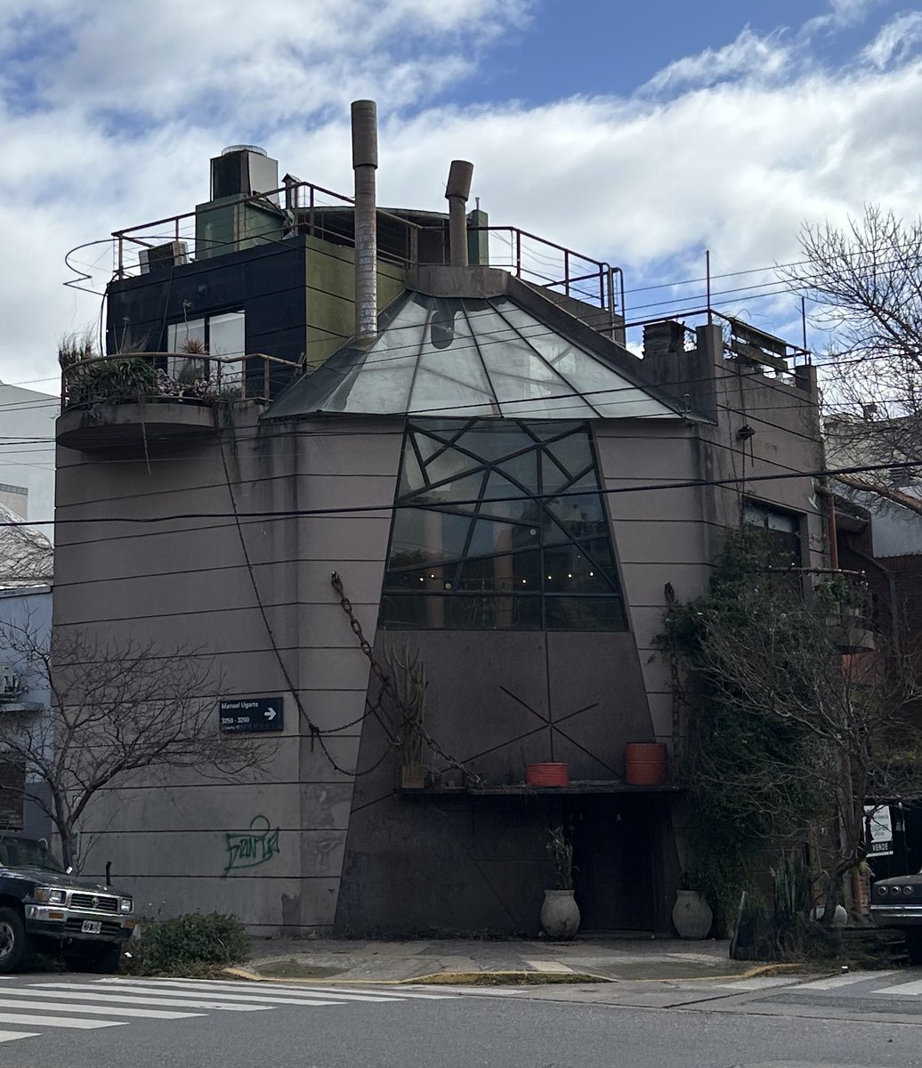 Alguien sabe que es o qué era este lugar? Parece el auto de Homero hecho edificio.