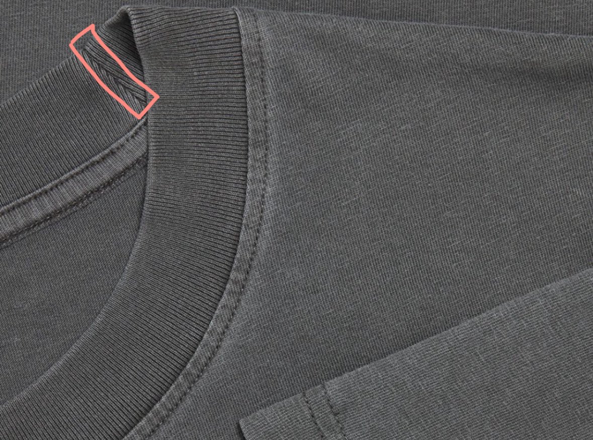 일단 코바늘에 우레탄 줄을 연결한다 세 번 정도 꽉 안 묶으면 중간에 풀리니까 꽉 묶어서 준비~ 그리고 사진에 보이는 박음질이 된 부분을 칼이나 쪽가위로 코바늘이 들어갈 수 있는 구멍 하나만 내주면 됨! 박음질 된 거 하나 정도만 뜯으면 돼요 너무 많이 뜯지 말긔 그리고 안에 넣어서 통과시킴!