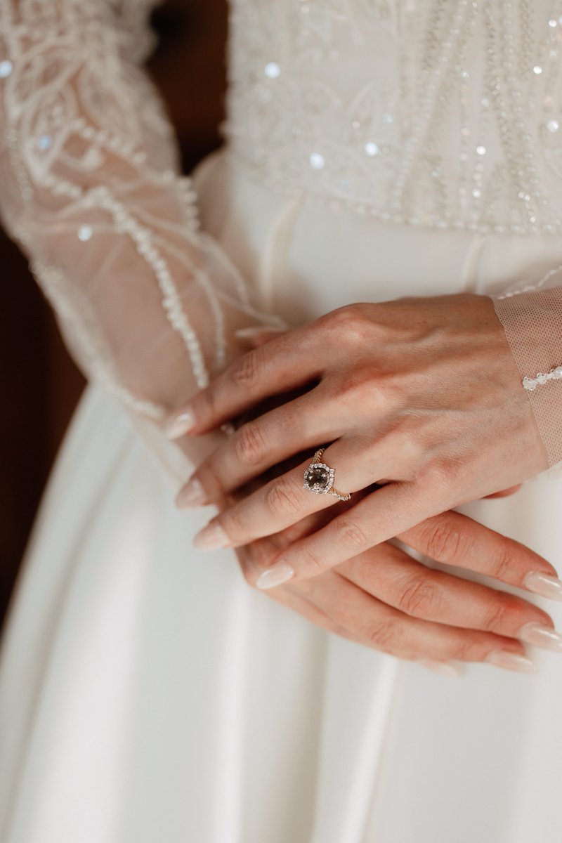 LSlist's tweet image. A lifetime of "Ooo what stone is that?" awaits every Laurie Sarah Bride who chooses a Colored Gemstone like this stunning Color Change Alexandrite! Congrats @cmfig and thank you for letting us be Part of Your Forever

#LaurieSarahRings #CustomRingDesign
LaurieSarah.com